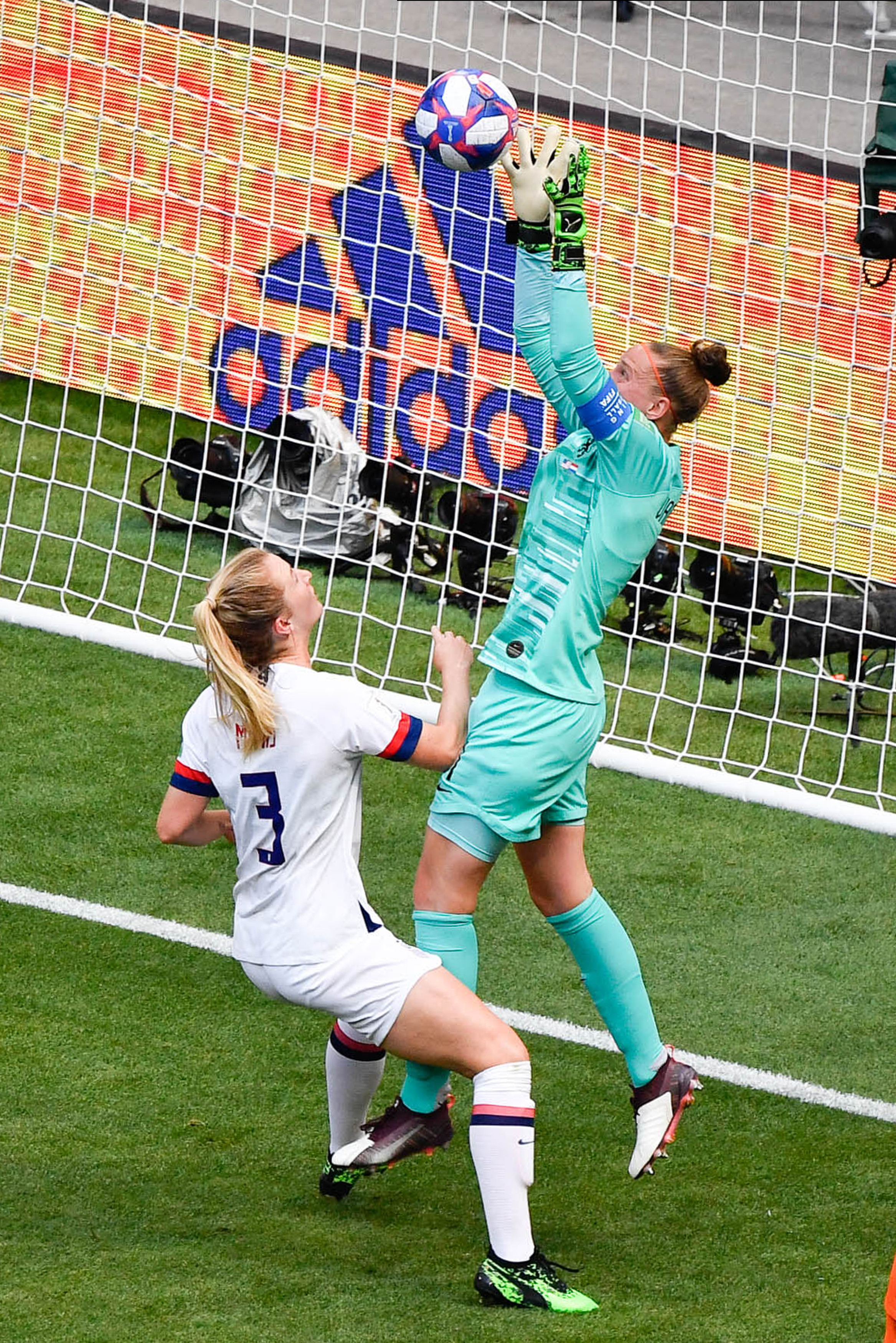 荷甲赛程吃紧,里昂转会期门线救险,引发热议,资深球员宣示担当的简单介绍 荷甲赛程吃紧,里昂转会期门线救险,引发热议,资深球员宣示担当的简单介绍