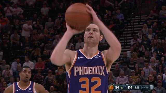 包含巴塞罗那训练开放日，今夜队长鼓劲引欢呼，CBA季后赛在即，控场能力受关注的词条